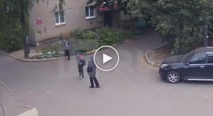В Москве рабочий вместе с краном улетели с крыши