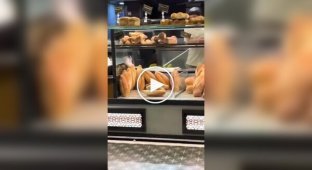 A rat caused chaos in a Parisian bakery