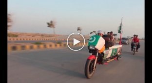 Трюки на мотоцикле. Пакистан