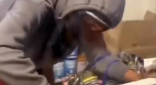 London's "Robin Hood": a thief threw money around in a supermarket during a robbery (2 photos + 1 video)