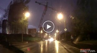 Башенный кран упал на дорогу и частный дом в Красноярске