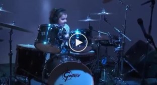 Талантливая 5-летняя барабанщица играет хард-рок ((