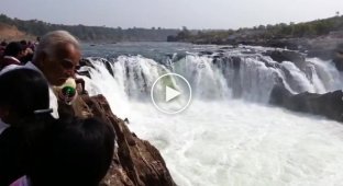 Потрясающий прыжок в водопад