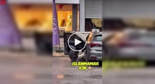 Мужчина попытался запрыгнуть в машину во время ливня в Турции