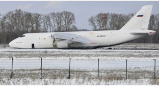 Самолет Ан-124 выкатился за пределы полосы во время посадки (1 фото + 1 видео)