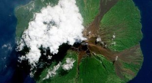 Извержение вулкана с космоса (14 фото)