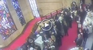 Член совета Сардинии упал с лестницы в Риме и повредил витраж 1932 года