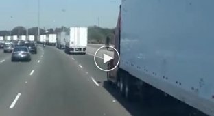 В Калифорнию едут колонны грузовиков без маркировки