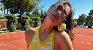 Strange photo session of Irina Shayk with tennis balls (6 photos)