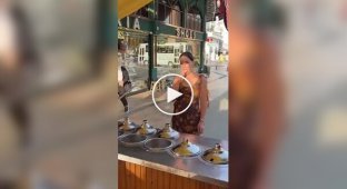 A girl took revenge on ice cream vendors who like to joke about customers