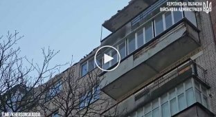 Росіяни вдарили по багатоповерхівці у центрі Херсона