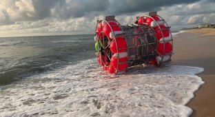 Авантюрист намагався переплисти Атлантику на саморобному судні (6 фото + 1 відео)