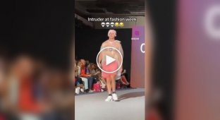 Шутник вышел на подиум в мусорном мешке на Неделе моды