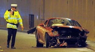  Криштиану Роналдо попал в аварию на «Феррари» (11 фото)