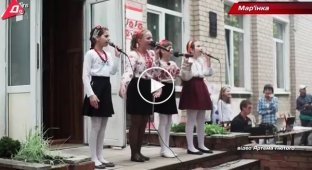 В Марьинке школьники без напоминаний нарядились в вышиванки