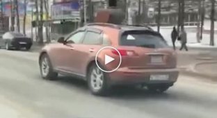 Батюшка на авто борется с короновирусом в Сыктывкаре