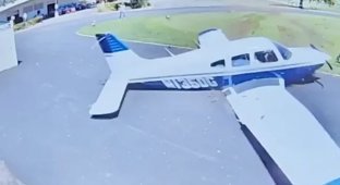 В США самолёт рухнул на поле для гольфа (3 фото + 1 видео)