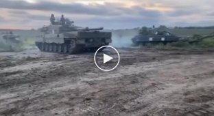 Французский VAB, два танка Leopard2A4 и танк разминирования. Где-то в Украине. Тренировка