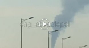 Возле черноморского порта Тамань в Краснодарском крае горит цистерна с нефтепродуктами