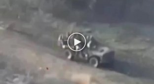 Тела четырех оккупантов взлетают высоко вверх при взрыве автомобиля на противотанковой мине