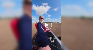 Сидни Суини летит на крыле самолета