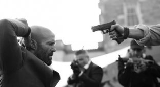 Jason Statham showed black and white footage from the filming of the action movie “The Beekeeper” (8 photos)