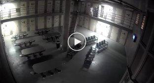 В США заключенный напал на нескольких охранников и лишил их сознания
