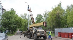 Для спасения котенка в Челябинске демонтировали фонарный столб (6 фото)