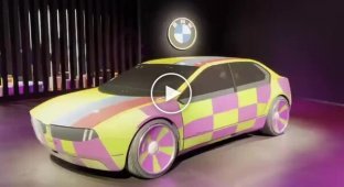 BMW showed the concept of the Vision Dee sedan, which changes color
