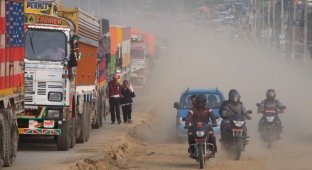 Разруха и пылевая завеса на дорогах Катманду (11 фото)