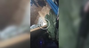 Пьяный российский оккупант с автоматом пытается доказать, что выстрелит, а другой не верит