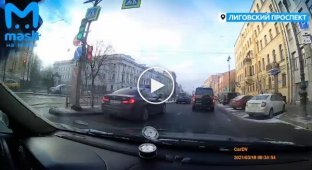 Машина военной полиции на Лиговском проспекте в Петербурге потеряла колесо