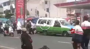 Бастующие против груженной машины