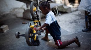 Маленький инвалид с Гаити (8 фото)