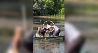 Прогулка на лодке закончилась массовым купанием