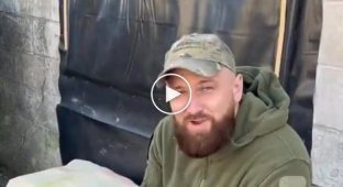 Украинские военные с помощью дрона кормят собаку