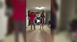 Они решили снять свой танец на видео но не подозревали что в это время сзади вытворяет их отец