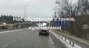 На трассе в Киевской области, российские танки из пулеметов открыли огонь по мирным гражданам
