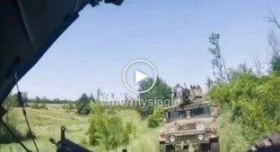 Украинская штурмовая группа на бронированных «Хамви» ведет наступательную операцию на одном из участков фронта