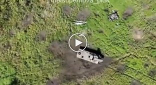 Потужний вибух після удару безпілотника української бомбардувальної авіації занедбаним автомобілем російської армії