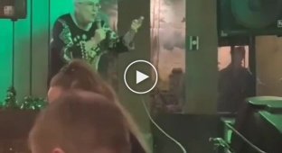 Бабуля исполнила в баре песню Rob Zombie и стала звездой сети
