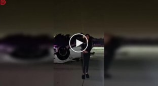 Перевернутая Tesla и танец посреди дороги