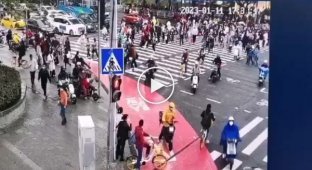 В Гуанчжоу (Китай) внедорожник влетел в толпу людей