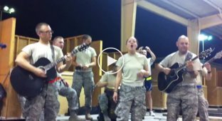 Военные летчики исполняют песенку