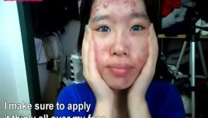 Девушка показывает как замаскировать тяжелые раны на лице