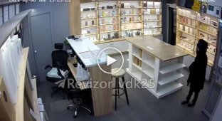 In Russia, a woman stole a store employee’s wallet and was immediately caught