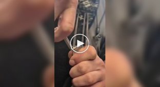 Мужчина показал, как превратить обычную вилку в браслет
