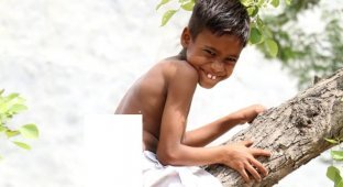 Индийского мальчика с хвостом называют богом-обезьяной (7 фото)