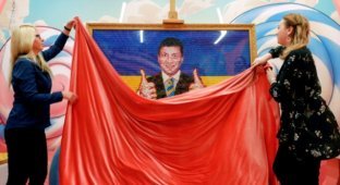 Портрет Владимира Зеленского из конфет фабрики Петра Порошенка