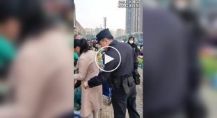 Поліцейський краде смартфони у перехожих в освітніх цілях